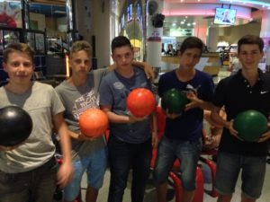 2016-excursion+bay_street_bowling_hard_rock+students1+group_pics1