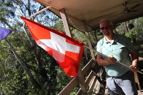 "Hopp Schwiiz": Der Gastvater schwingt die Schweizer Fahne.