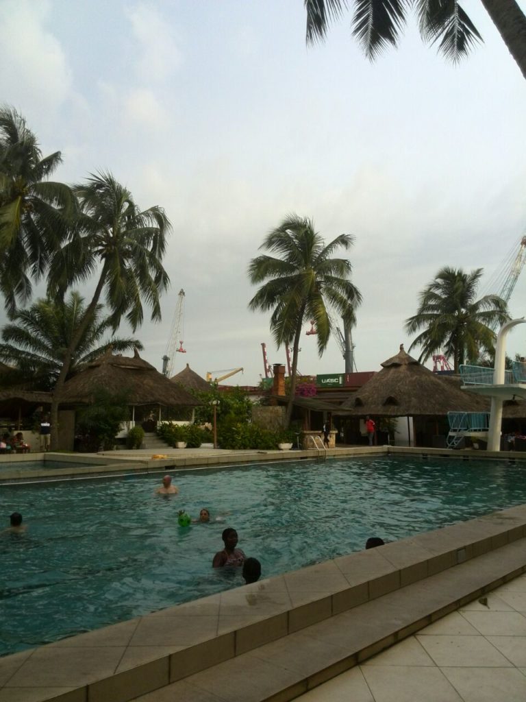 poolanlage-des-hotels-am-hafen-von-cotonou