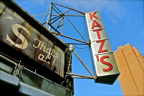 Das Schild aussen bei Katz's Delicatessen an der Houston Street in Manhattan